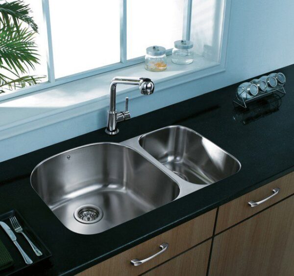 Vigo VG3121L 31-inch Undermount Stainless Steel 18 Gauge Double Bowl Kitchen Sink