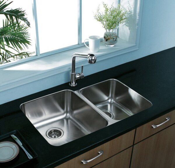 Vigo VG3221L 32-inch Undermount Stainless Steel 18 Gauge Double Bowl Kitchen Sink